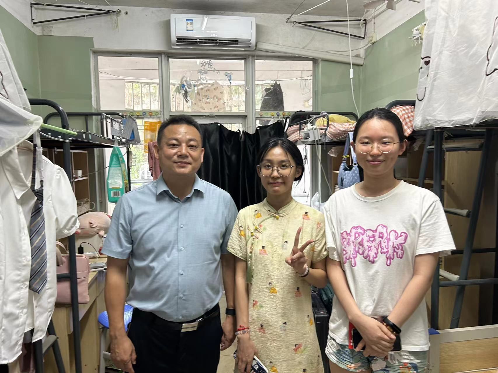 送行至寝，情暖人心——副校长魏晓林走访2024届毕业生宿舍